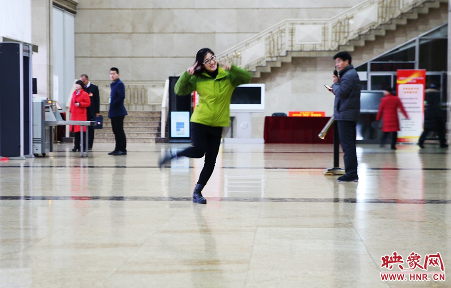 南樂天完成一個采訪后，興奮的跳了起來。