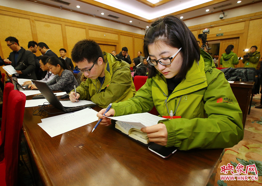 大象融媒映象網(wǎng)記者南樂天在兩會記者會開始前積極準(zhǔn)備。