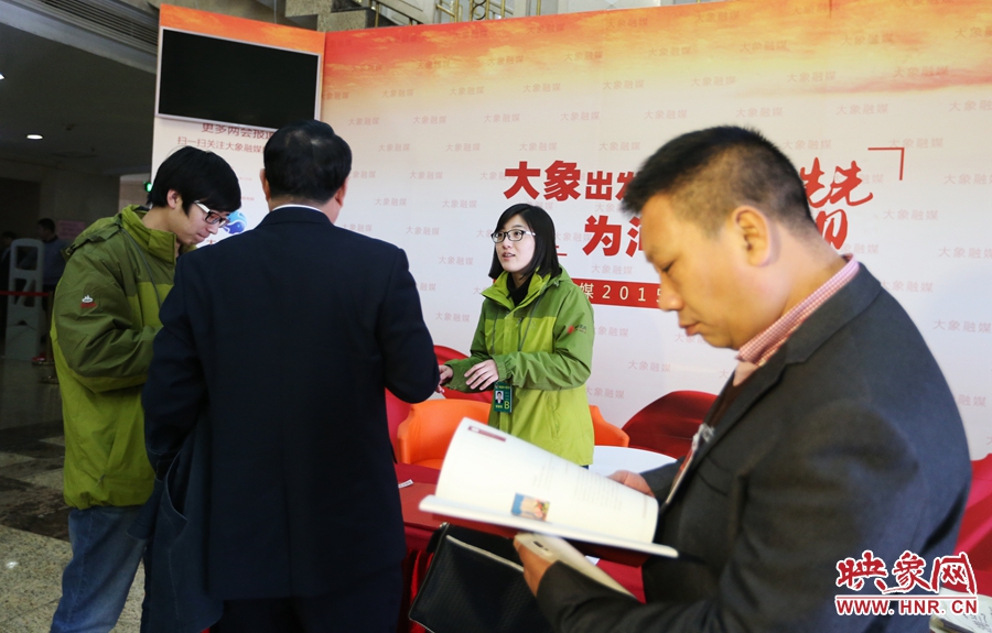 向代表、委員講解大象融媒旗下出品的新聞產(chǎn)品。