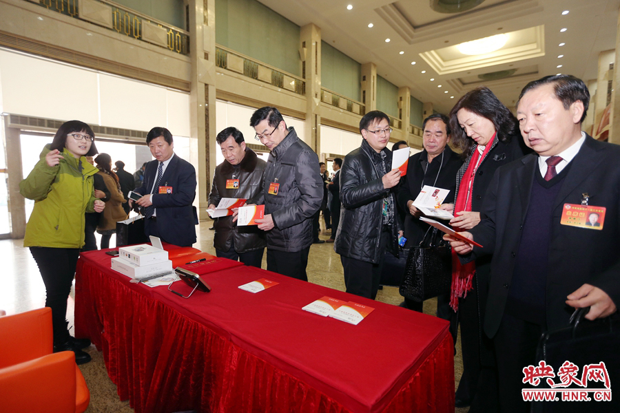 向代表、委員講解大象融媒旗下出品的新聞產(chǎn)品。