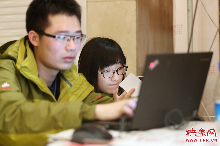 與同事現(xiàn)場寫稿子的樂天。