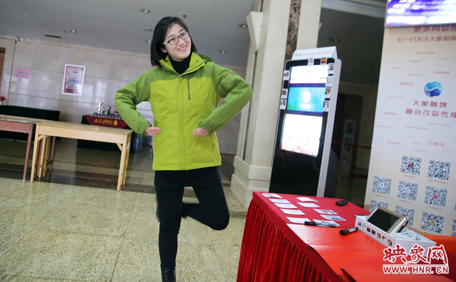 工作間隙，樂天跳起了“南式芭蕾”。