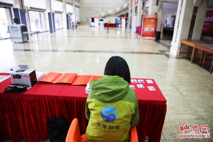 一個人的堅守在工作崗位。