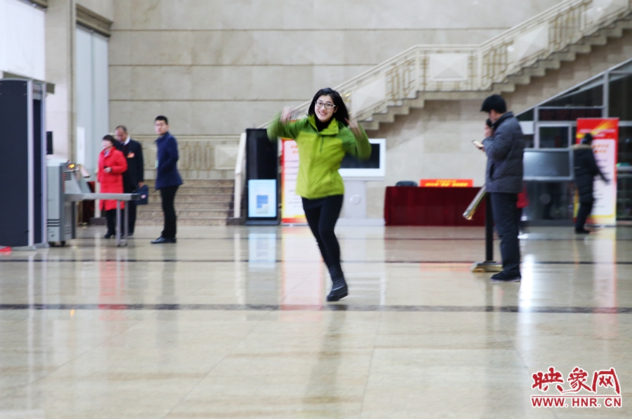 南樂天完成一個采訪后，興奮的跳了起來。