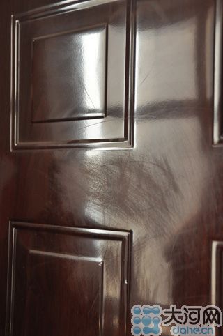 　雖然王先生用砂紙打磨過，但是“奠字”仍依稀可見