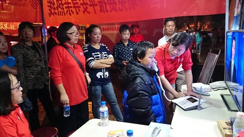 小男孩走失，移動員工幫他們找 親人