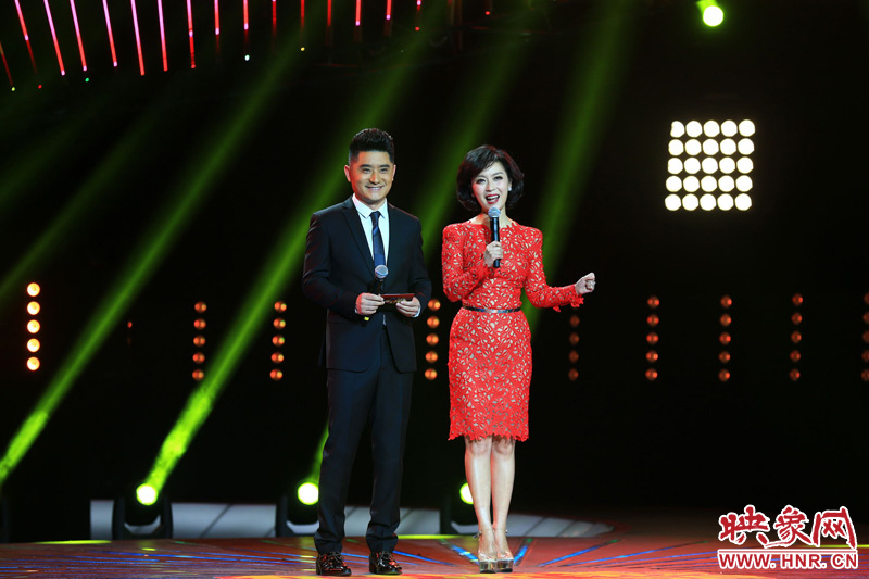 《梨園春》主持人關(guān)楓、龐曉戈