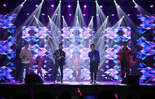 圣誕HIGH不?！睹霮歌秀》校園巡演持續(xù)開唱