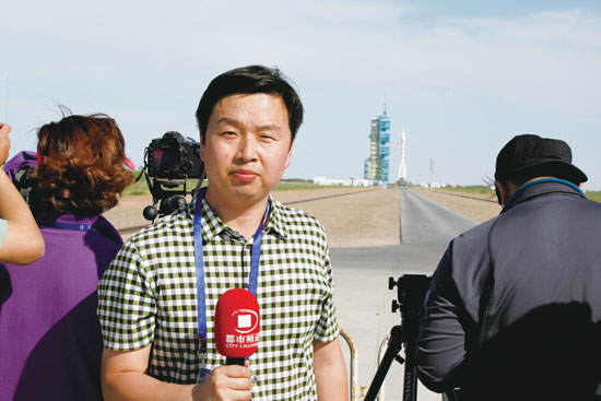 劉瑞鋒回憶，從“神舟十號(hào)”在視線中出現(xiàn)到消失的兩分鐘內(nèi)，他們的兩臺(tái)攝像機(jī)、一臺(tái)照相機(jī)就在不停地拍、拍