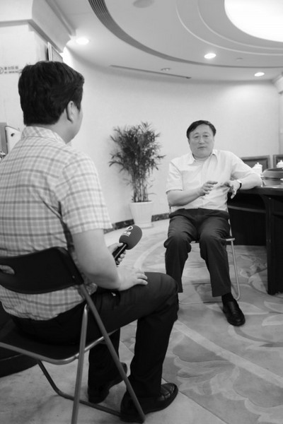 省人大常委會副主任張大衛(wèi)正在接受