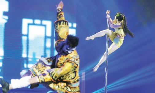 “鋼管舞娘”周文將鋼管舞和民族文化融合在一起，創(chuàng)意了一段《霸王別姬》的鋼管舞表演