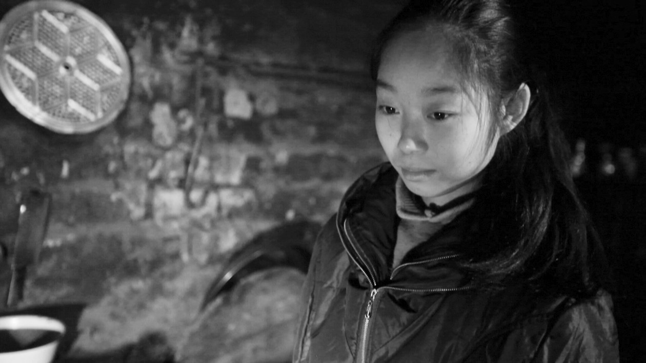 小倩倩家徒四壁，她渴望繼續(xù)讀書(shū)，改變家的現(xiàn)狀