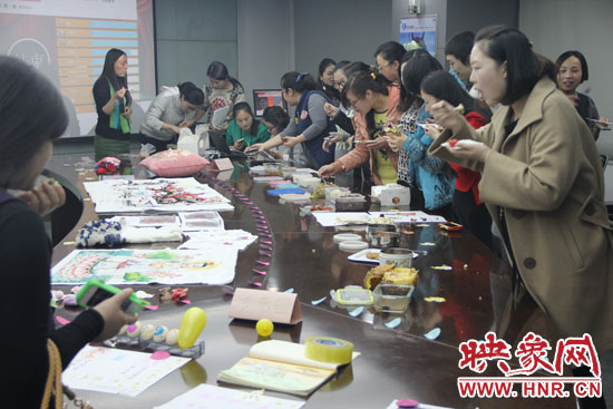 比賽現(xiàn)場(chǎng)熱鬧非凡，各位女神競(jìng)相展示自己的作品