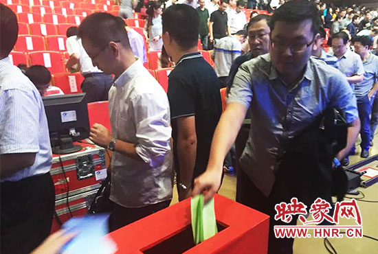 專家、評委、全局干部職工代表現(xiàn)場投票。