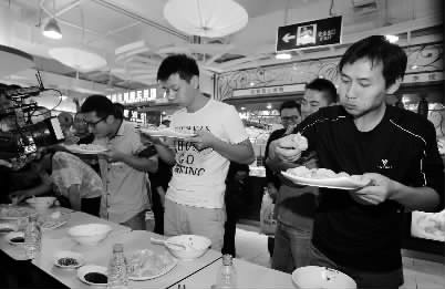 再整兩盤餃子，“騎士牛仔”（右一）真是好胃口