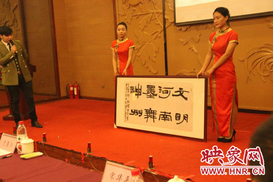 工作人員現(xiàn)場展示名家書法精品 工作人員現(xiàn)場展示名家書法精品