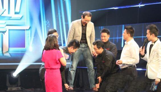 創(chuàng)業(yè)導(dǎo)師李明與創(chuàng)業(yè)者在舞臺上親密互動 創(chuàng)業(yè)導(dǎo)師李明與創(chuàng)業(yè)者在舞臺上親密互動