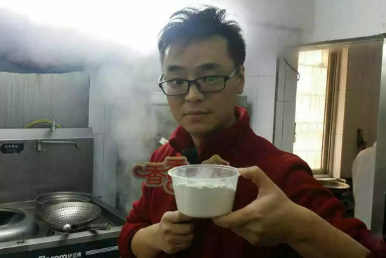 小飛手里端的是什么材料？