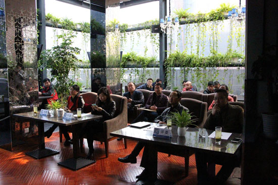 《創(chuàng)業(yè)星工廠》第二季海選現(xiàn)場(chǎng)，評(píng)委們認(rèn)真聽取創(chuàng)業(yè)者的項(xiàng)目介紹