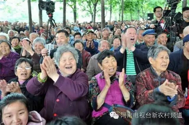 藝術(shù)家賣力演出，觀眾高聲叫好