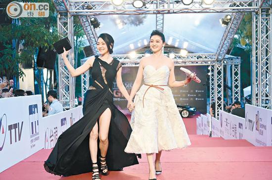 大Ｓ（右）和小Ｓ牽手走紅地毯。