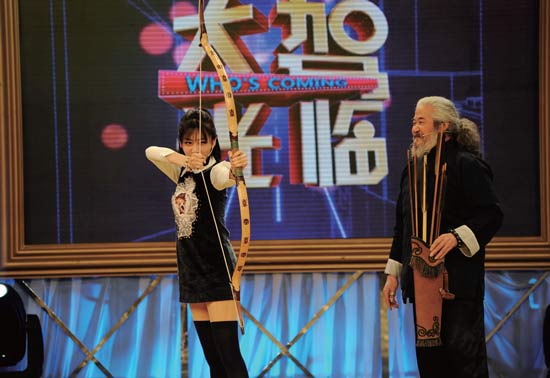 楊福喜（右）現場指點演員射箭