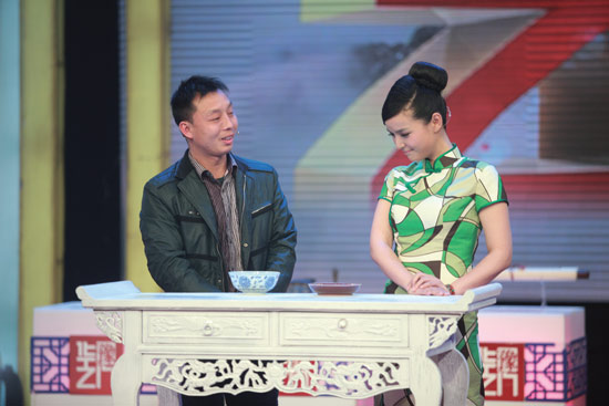 持寶人陳文華對(duì)他帶來(lái)的“官窯碗”和“祭紅盤”信心十足 持寶人陳文華對(duì)他帶來(lái)的“官窯碗”和“祭紅盤”信心十足