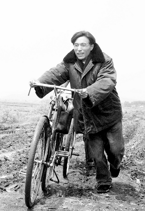 怕乘汽車跑太快聽不見群眾說話，焦裕祿下基層總是靠自行車 《焦裕祿》劇照