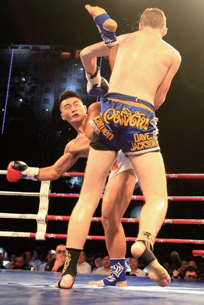 河南電視臺《武林風》欄目走進新疆，把比賽現(xiàn)場搬到了新疆建設(shè)兵團農(nóng)十三師紅星廣場