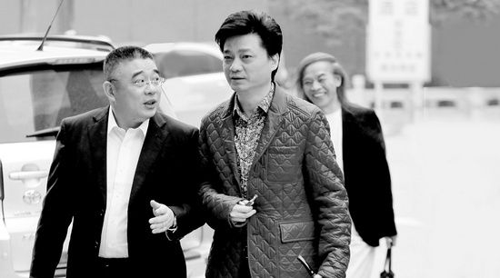 錢文忠（左）、小崔、蔡志忠（后）三位大咖步入錄制現(xiàn)場