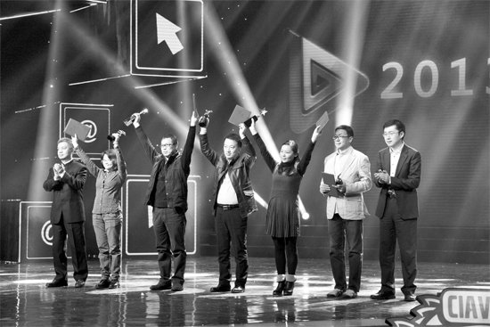 《留言》導演孫曉暉(左三)現(xiàn)場領獎 河南電視臺供圖 《留言》導演孫曉暉(左三)現(xiàn)場領獎 河南電視臺供圖