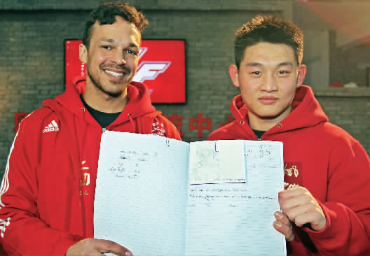 　　約瑟夫手繪了每個(gè)選手的肖像，認(rèn)認(rèn)真真地用字母拼寫出選手的中文名字附注。“看，這個(gè)是鄭召玉喲”