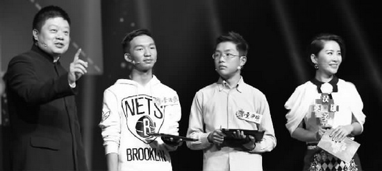 主持人馬東和小選手們 主持人馬東和小選手們