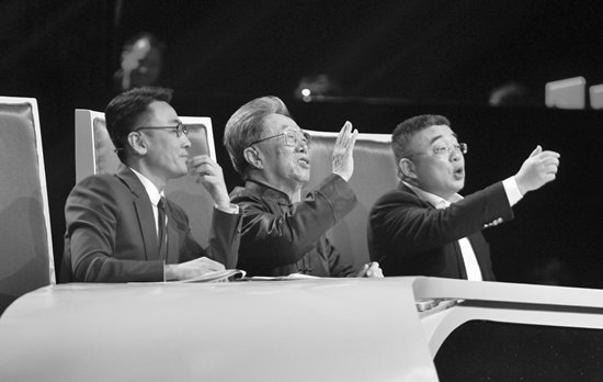 困擾著很多漢語(yǔ)使用者的問(wèn)題，被三位先生以輕松幽默的方式提出來(lái)自嘲后，都令觀眾會(huì)心大笑。