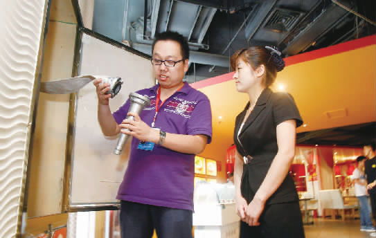 鄭州市經(jīng)八路街道辦事處建文社區(qū)網(wǎng)格負責人王楠（左）在轄區(qū)內(nèi)的飯店檢查消防設施