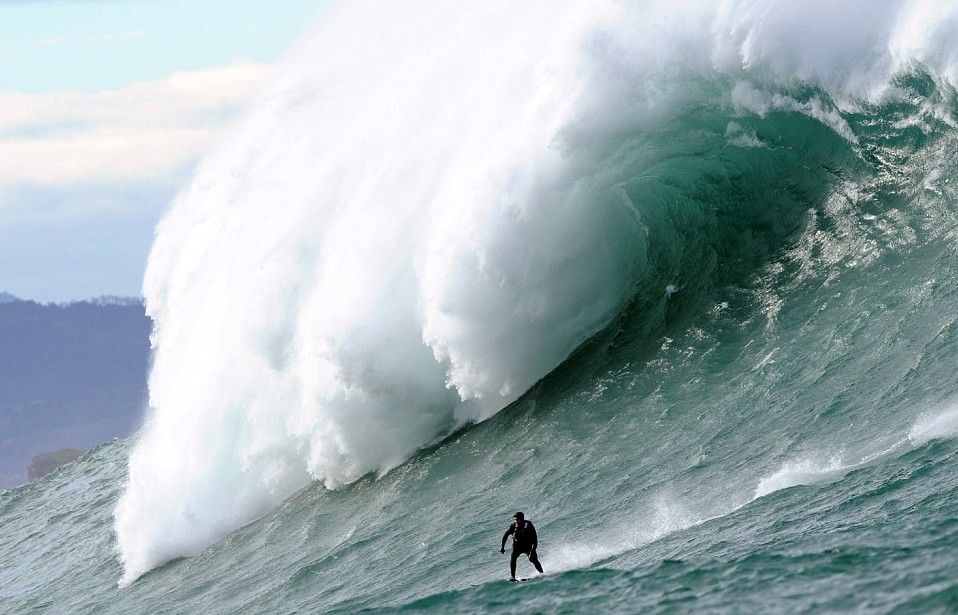 與20米高巨浪嬉戲！神勇弄潮兒沖浪場面超震撼