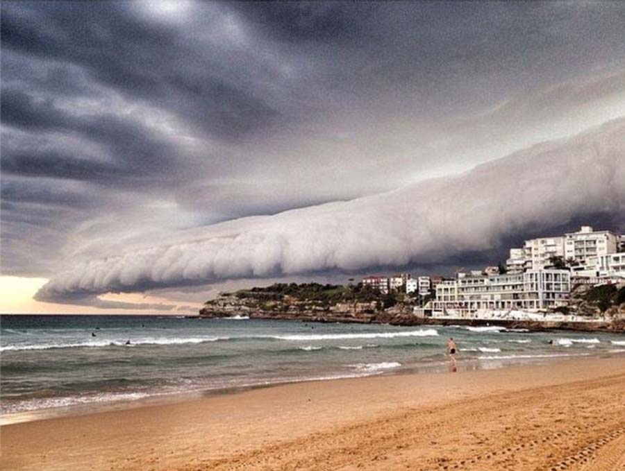 悉尼上空云層翻滾如同巨浪來(lái)襲