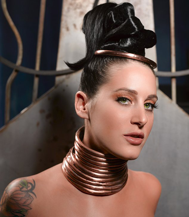 女子戴項(xiàng)圈拉長脖子