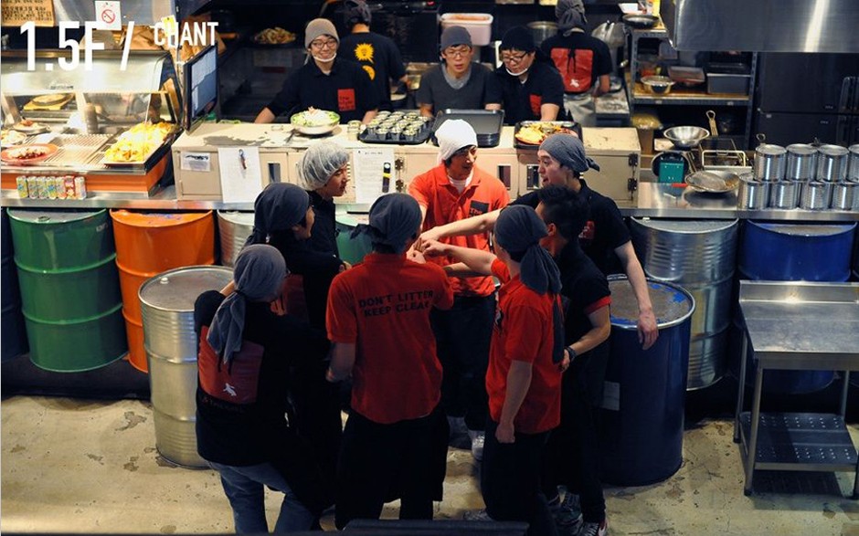 韓國工廠主題餐廳受熱捧 服務生吸引女性顧客 韓國工廠主題餐廳受熱捧 服務生吸引女性顧客