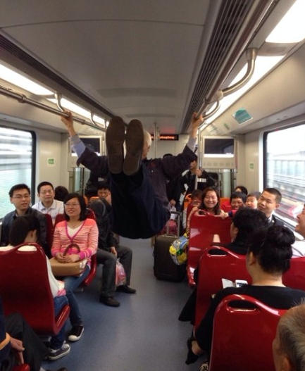 七旬老翁地鐵車廂練“雙杠” 七旬老翁地鐵車廂練“雙杠”
