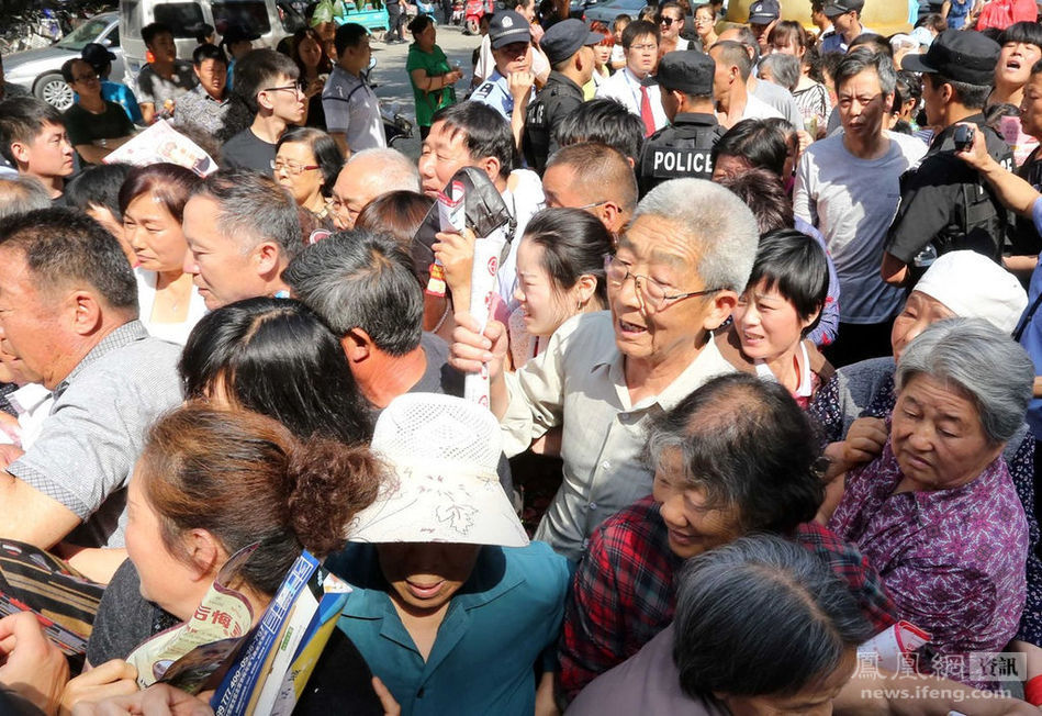 商場(chǎng)發(fā)放代金券 上演搶券大戰(zhàn) 商場(chǎng)發(fā)放代金券 上演搶券大戰(zhàn)