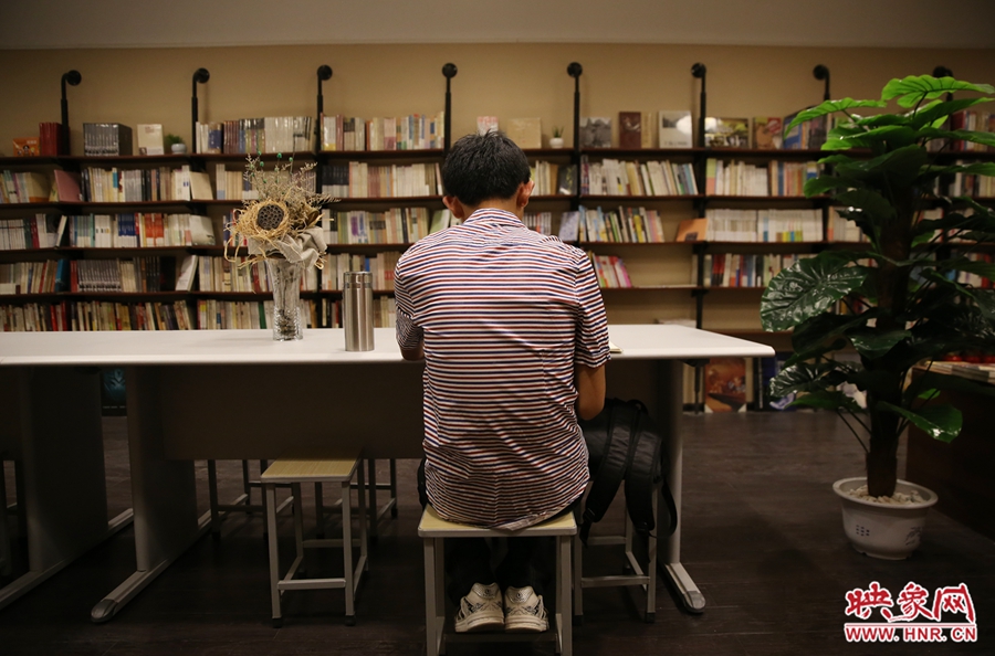 5月23日晚，鄭州一家24小時(shí)（周五、周六）書店?duì)I業(yè)。慕名而來的客人在看書。