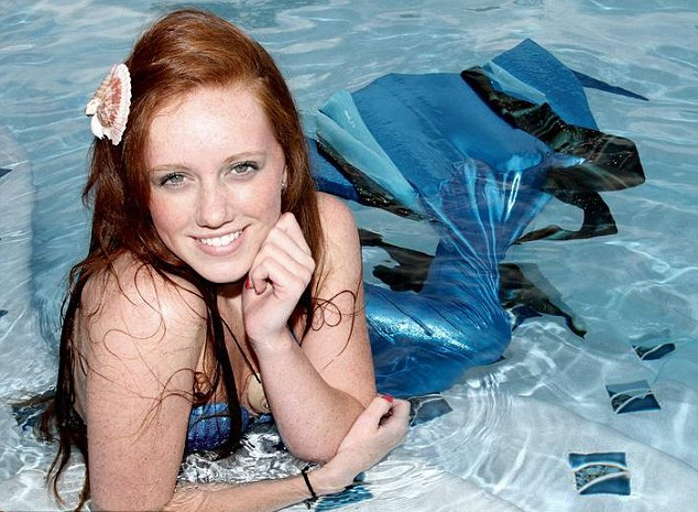 美癱瘓女孩拍美人魚照實(shí)現(xiàn)模特夢(mèng)