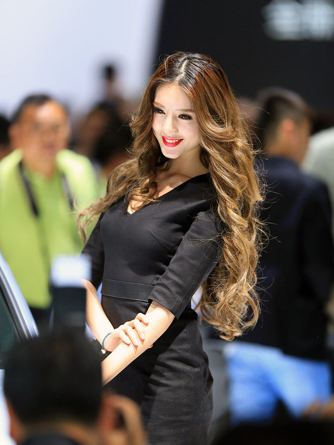 2014成都車展最美車模出爐 酥胸、長(zhǎng)腿、美背