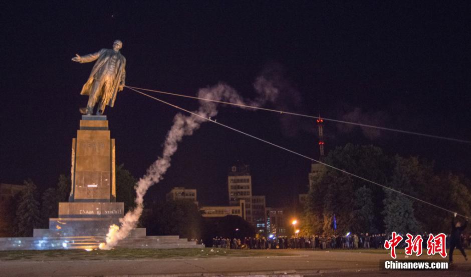 烏克蘭國內(nèi)最大列寧紀念碑遭拆毀