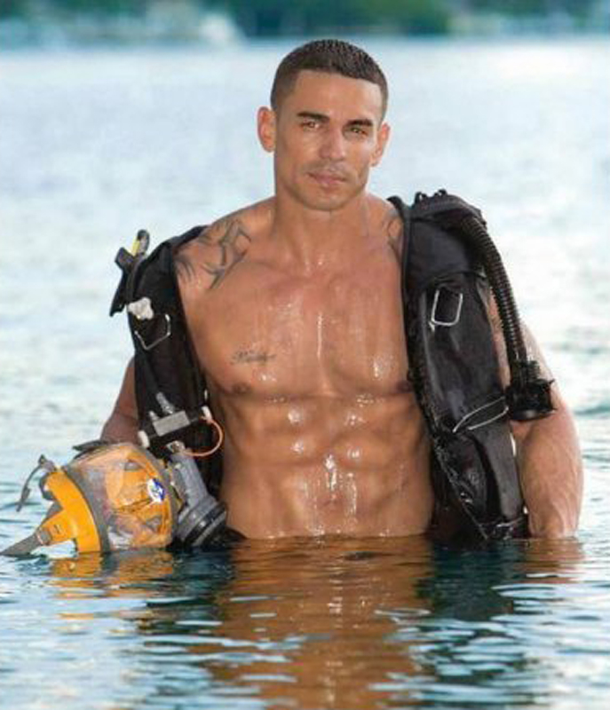 美國(guó)消防員拍公益日歷 秀健碩肌肉