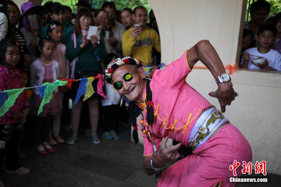 七旬老人男扮女裝公園跳舞賣萌引圍觀 七旬老人男扮女裝公園跳舞賣萌引圍觀