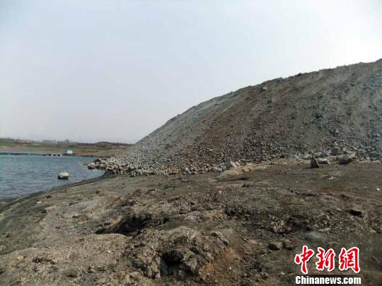 填湖造地，在鴨河水庫非法建設(shè)有越演越烈之勢。吳揚　攝