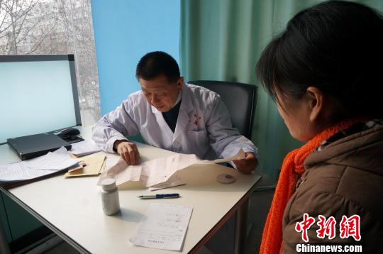 鄭州義務(wù)診所：人多的有點過了將限號接診（圖）