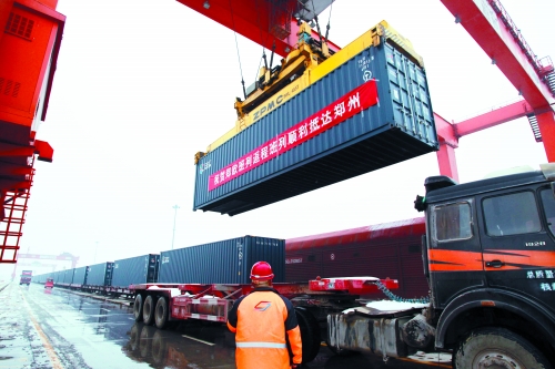 8日,帶回41集裝箱汽車(chē)原配件、動(dòng)車(chē)高鐵鋼板、高檔飲料